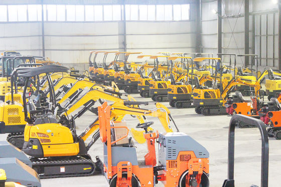 強力なHUAQIミニ掘削機 エートン液圧シリンダーと 1800 kg マシン重量