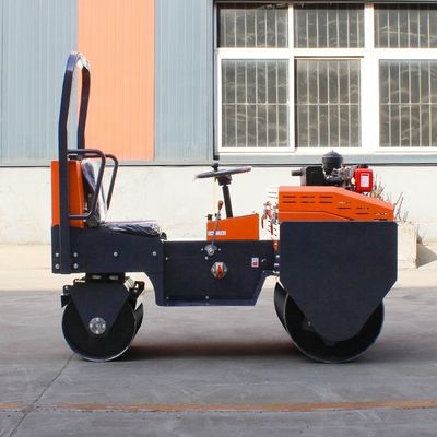 電動スタート 0.8 トン ディーゼル ダブル ドラム 滑りやすい運転のためにロードロールに乗る