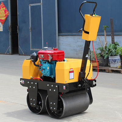 0.5トンの手動型小型ロードローラー 0-4km/h 移動速度と水力ポンプ Danfoss