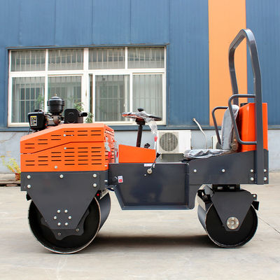700 型 道路 ローラー と EPA エンジン モデル で 小規模 な 建設 が 容易 な もの と なり まし た